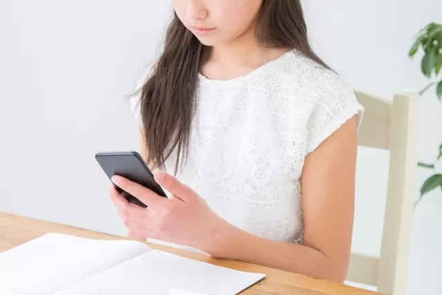 スマホを持つ少女
