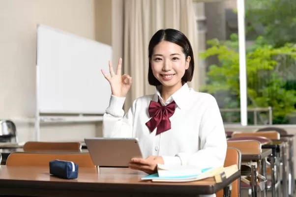 教室にいる女子中学生