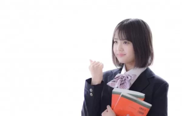 女子中学生がノートを持ってガッツポーズ
