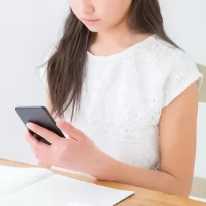 ながら勉強は本当に効率的なのか？メリット、デメリットや注意点を解説のサムネイル