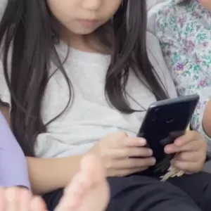 子どものスマホ依存を防ぐ！学習習慣を支える家庭のルールのサムネイル
